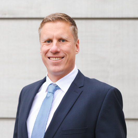 No Planet B Energy – Gründer Sebastian Kisters über Solar, Bürokratie und Lösungen Portrait von Sebastian Kisters Gründer der No Planet B Energy GmbH