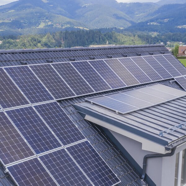 Einfamilienhaus mit Solaranlage auf dem Dach
