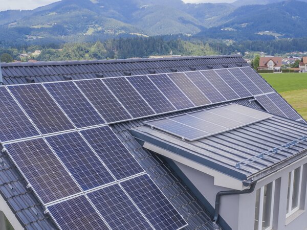 Einfamilienhaus mit Solaranlage auf dem Dach